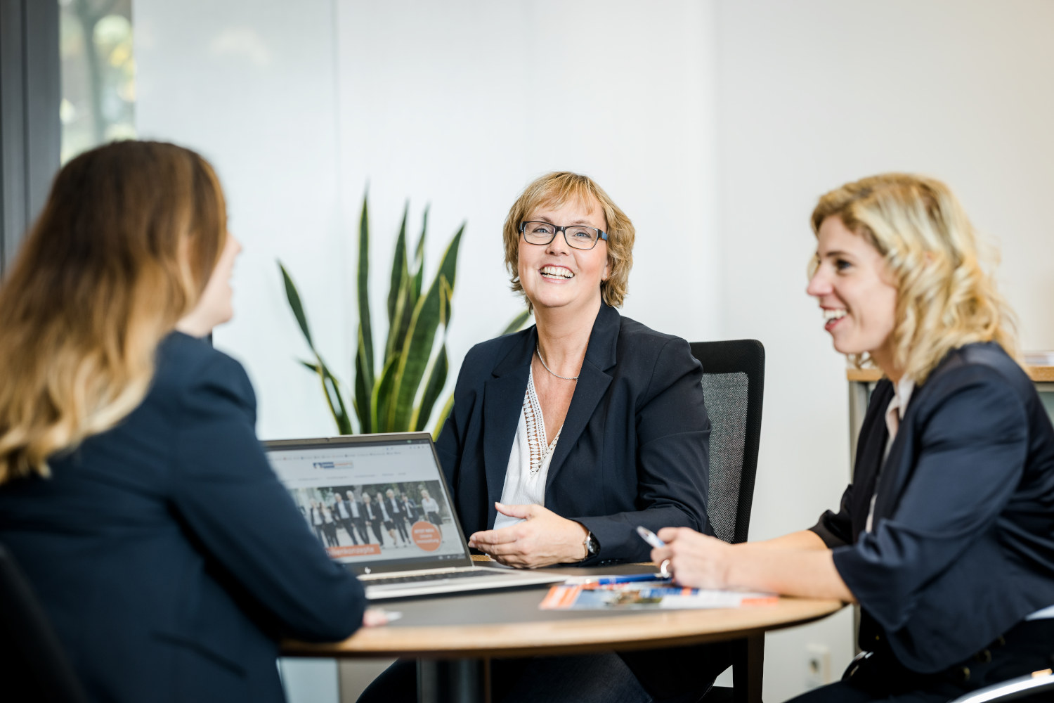 Besprechung im Maklerbüro.